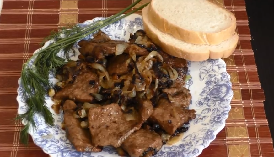 Печень говяжья с луком на сковороде рецепт с фото пошагово