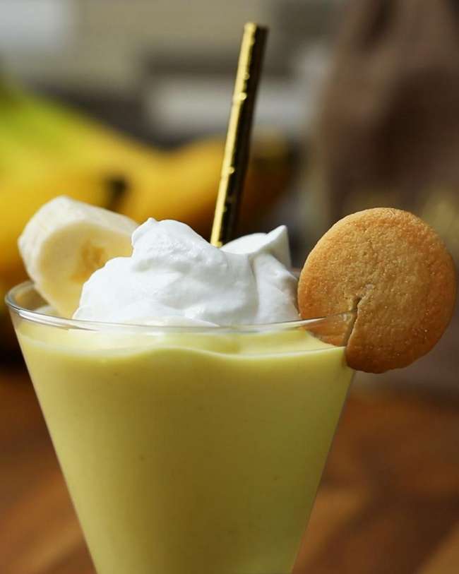 Молочный коктейль с бананом и мороженым с фото