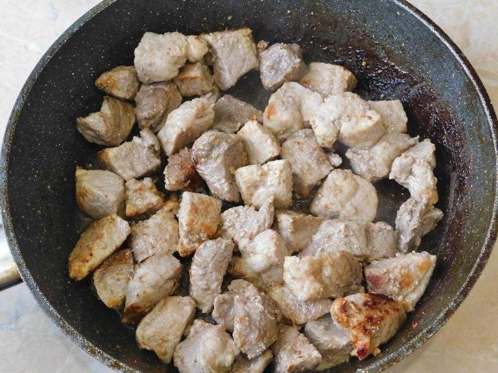 Свиное мясо на сковороде