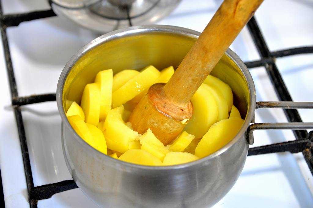 Картошку варить в холодной или горячей воде. Картофельное пюре в кастрюле. Приспособление для пюре из картофеля. Толкушка для пюрешки. Толочь пюре.