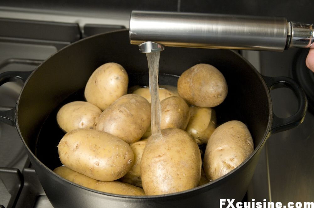 Сколько готовить картошку в углях