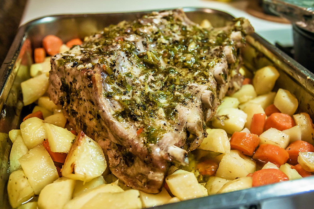 Картошка со свининой в духовке рецепт. Корейка с овощами в духовке. Мясо в духовке с овощами на противне. Корейка с картошкой в духовке. Корейка с грибами запеченная в духовке.