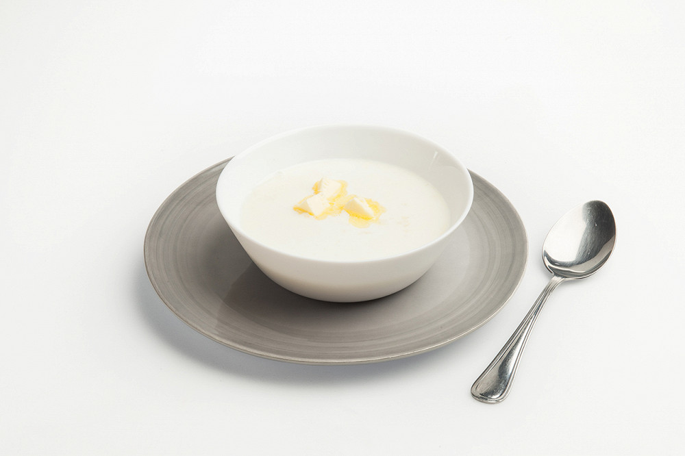 Тарелка манной каши. Молочный суп. Манная каша в тарелке. Манная каша на белом фоне. Молоко в тарелке.