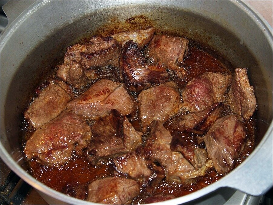 Рецепт приготовления говядины в кастрюле. Говядина тушеная в духовке. Говядина тушеная в казане. Томленая говядина в духовке. Тушеное мясо в чугунке.