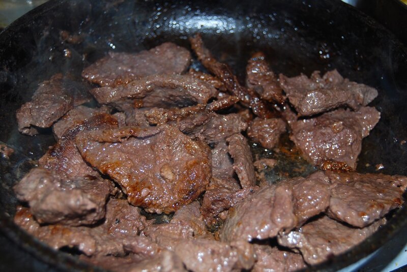 Сколько минут жарить говядину. Жареная говядина на сковороде. Говядина по грузински на сковороде. Мясо по-грузински на сковороде. Грузинское мясо из говядины.