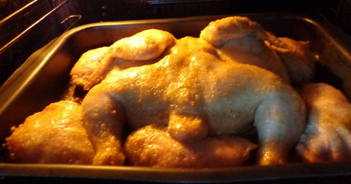 Курица запеченная на соли. Курица в духовке на соли целиком. Курица на солевой подушке. Курица в духовке на соли целиком с хрустящей.