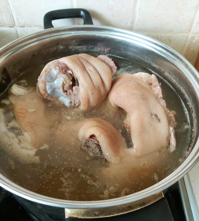 Рецепт холодца из свиных рулек. Холодец свиной. Варка холодца из свиных ножек.