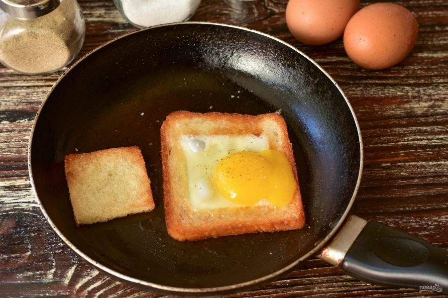 Тостовый хлеб с яйцом. Бирмингемская яичница. Яичница в хлебе. Яичница с хлебом на сковороде. Яйцо в хлебе на сковороде.