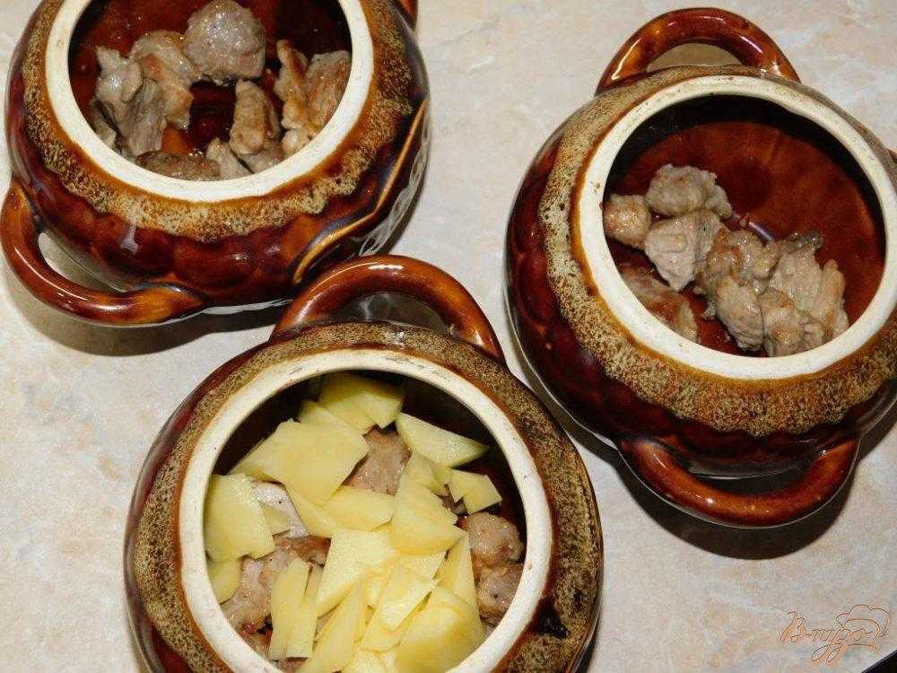 Мясо в горшочках в духовке фото. Горшочки в духовке с мясом и картошкой и грибами. Картошка с грибами и мясом в горшочках. Мясо с грибами в горшочках. Мясо с грибами в горшочке в духовке.