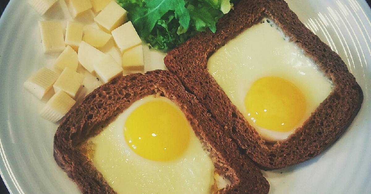 Хлеб с яйцом и сыром на сковороде. Яичница. Яйцо в хлебе. Завтрак яичница в хлебе. Яичница глазунья в хлебе.