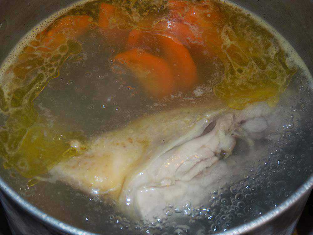Варить курицу для супа после закипания. Варим бульон. Куриный бульон с Лавровым листом. Сварить бульон из курицы. Как варить бульон из курицы.