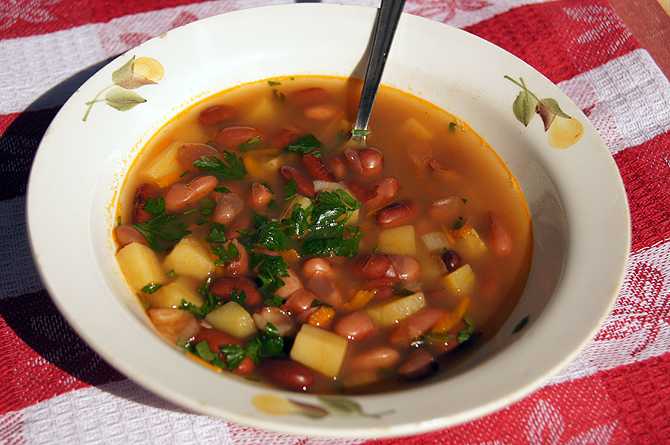 Суп картошка с мясом говядины. Фасолевая похлебка. Фасолевый суп (Боб чорба). Красная фасолевый суп. Суп фасолевый постный.