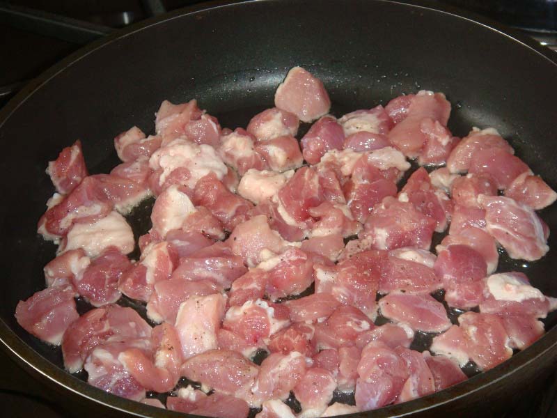 Как приготовить свиные кусочки на сковороде. Обжаривание мяса ломтиками. Обжарка мяса порционными кусками. Жареное мясо порезанное на мелкие кусочки. Свинина в мультиварке куском.