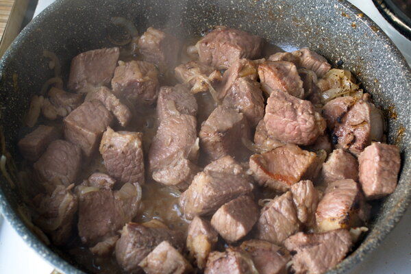 Рецепт жарки говядины на сковороде. Жареное мясо с луком. Говяжье легкое жареное с луком. Мясо жареное в луке. Мясо жарится вместе с луком.