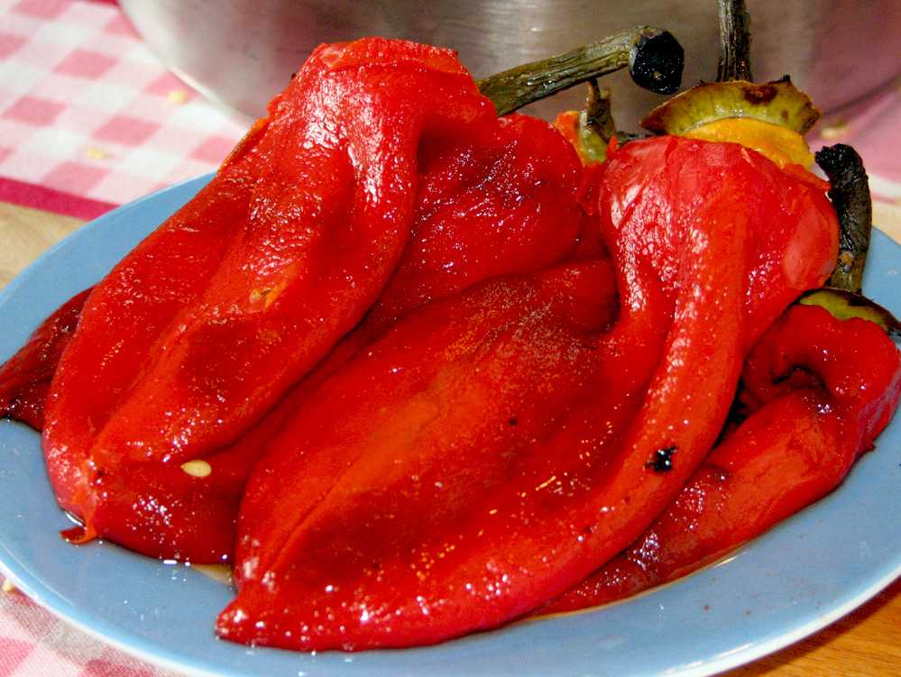 Сладкий перец рецепты. Болгарский красный перец Мариновка. Печеный болгарский перец. Запеченный перец на зиму. Печеный красный перец.