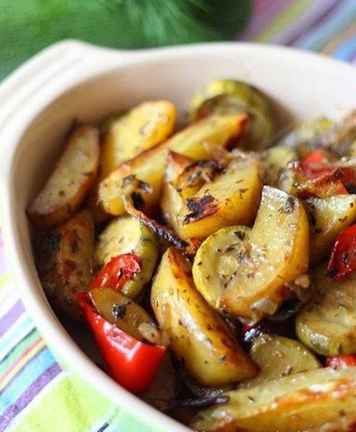 Рецепт запеченной картошки с овощами. Картошка в духовке. Запеченная картошка с грибами. Запеченное мясо с овощами. Картошка с грибами в духовке.