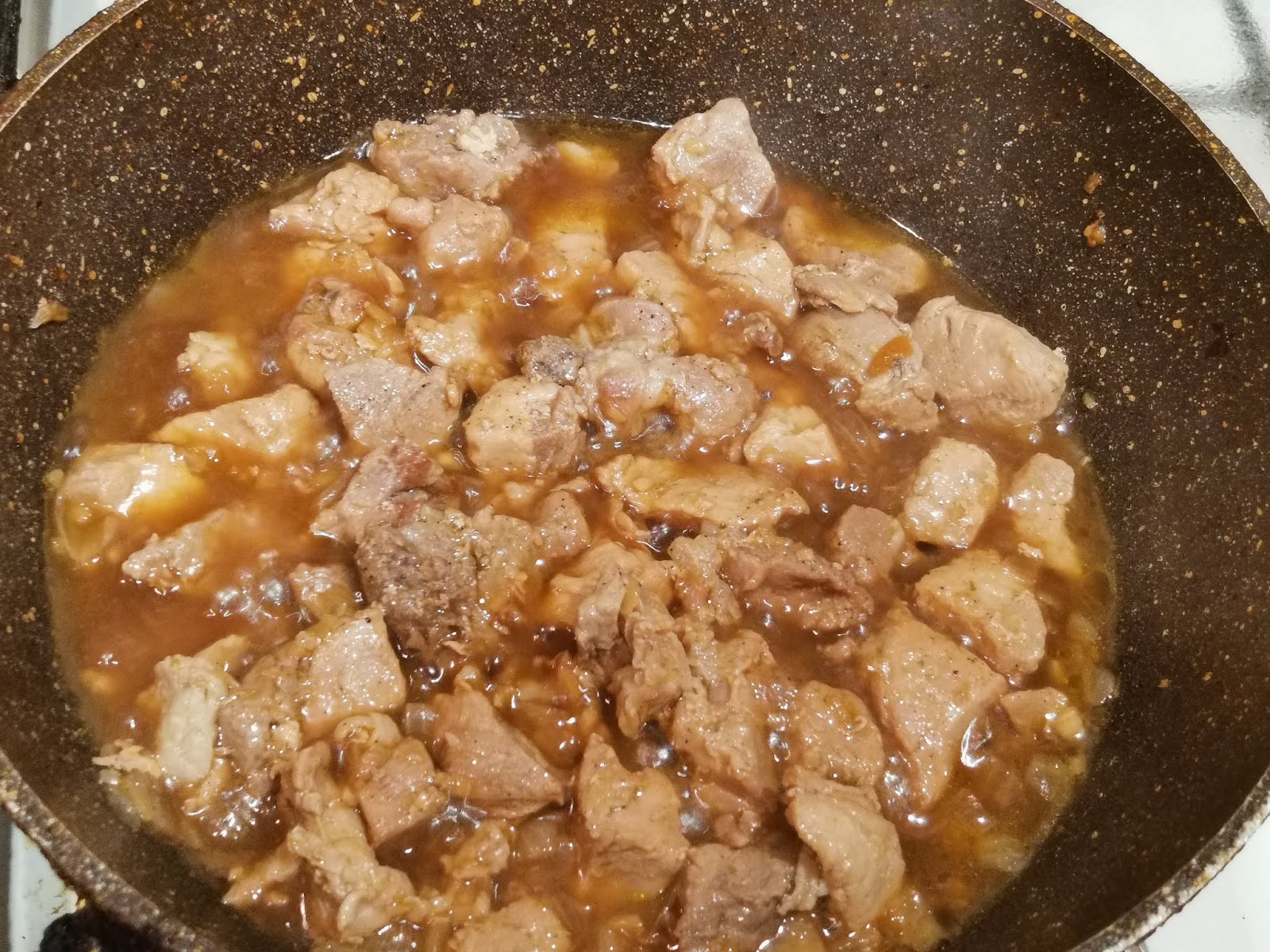 Вкусно приготовить свинину на сковороде кусочками сочную. Подлива из свинины. Вкусная свинина на сковороде кусочками с подливкой. Свинина кусочками на сковороде в соусе. Подлива из свинины на сковороде с мукой и томатной.
