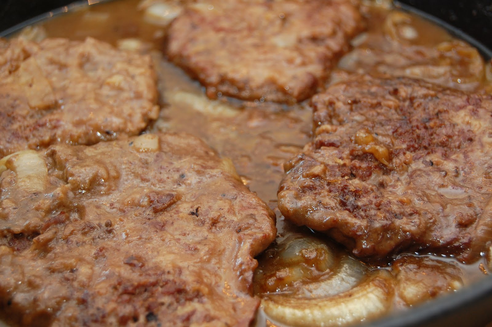 Вкусный рецепт свинины на сковороде кусочками. Жареное мясо. Мясо на сковородке. Жареное мясо на сковороде. Мясо из свинины на сковороде.