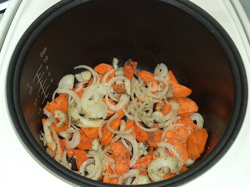 Рецепт горбуши с овощами на сковороде. Горбуша в духовке с морковкой и луком. Горбуша с морковью и луком в духовке. Горбуша с морковью и луком. Тушеная рыба в мультиварке.
