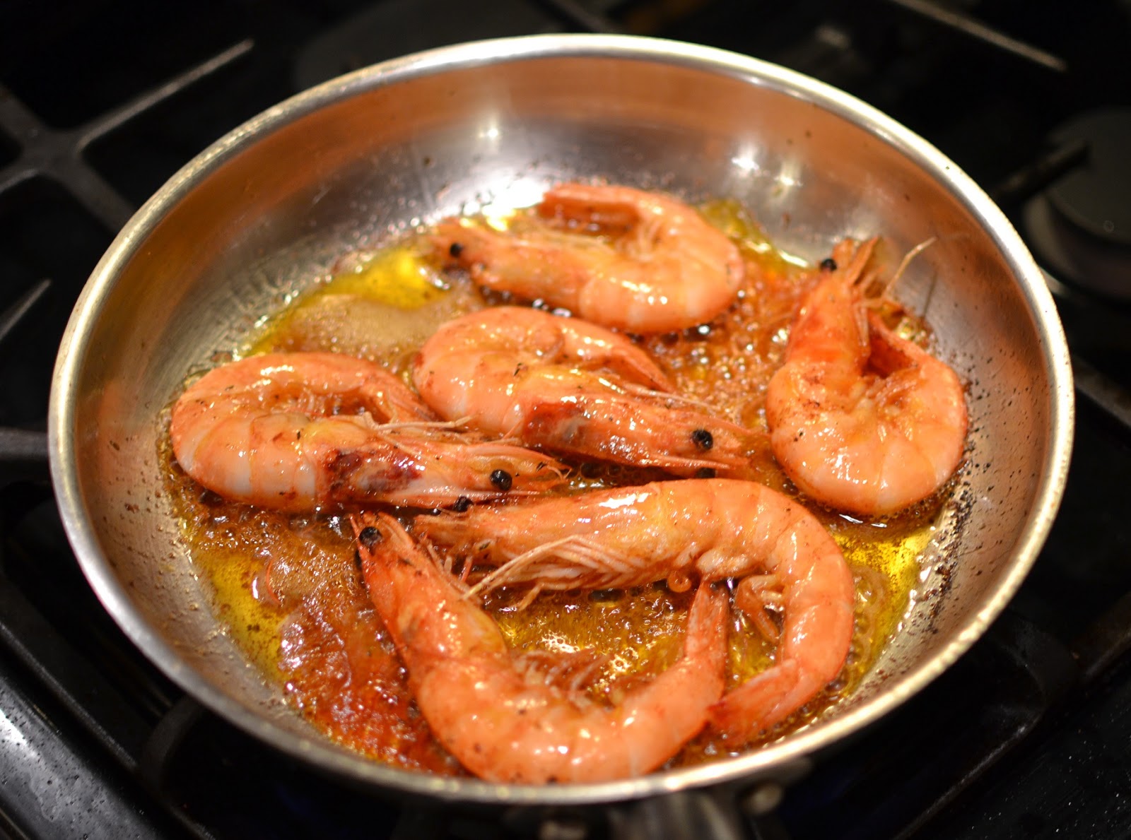 Жареные креветки с чесноком рецепт на сковороде с фото пошагово