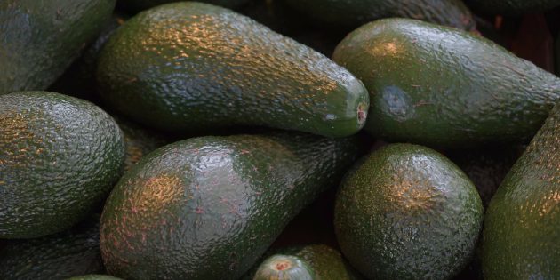 Как выбрать авокадо: обратите внимание на цвет и состояние кожуры
