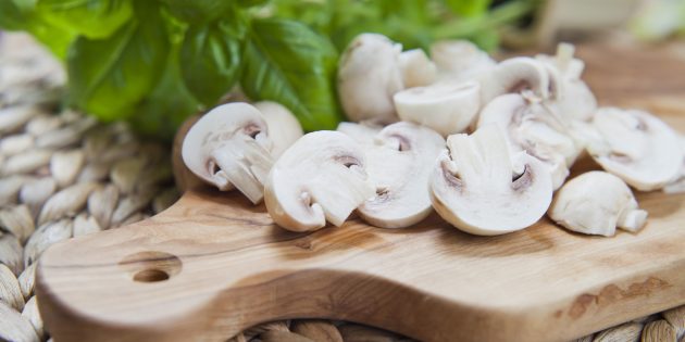 Если разрезать грибы на половинки или четвертинки, они сварятся в 1,5–2 раза быстрее