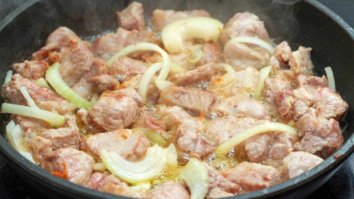 Зажарка из свинины на сковороде. Жареное мясо с луком. Жаркое из свинины.