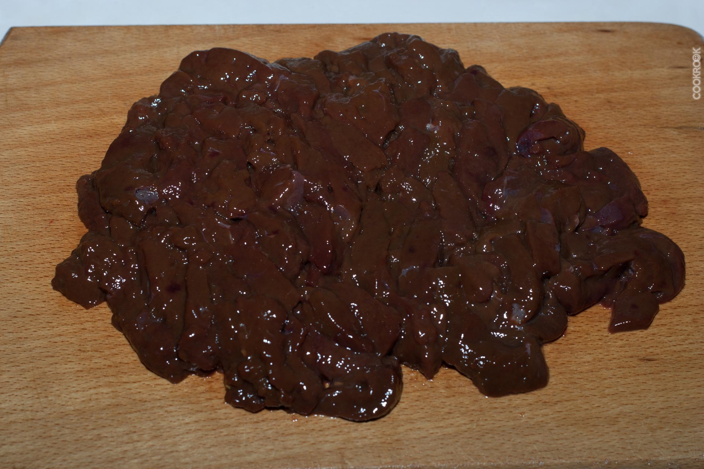 Как сделать печень сочной. Говяжья печень темного цвета. Печень говяжья 200 грамм.