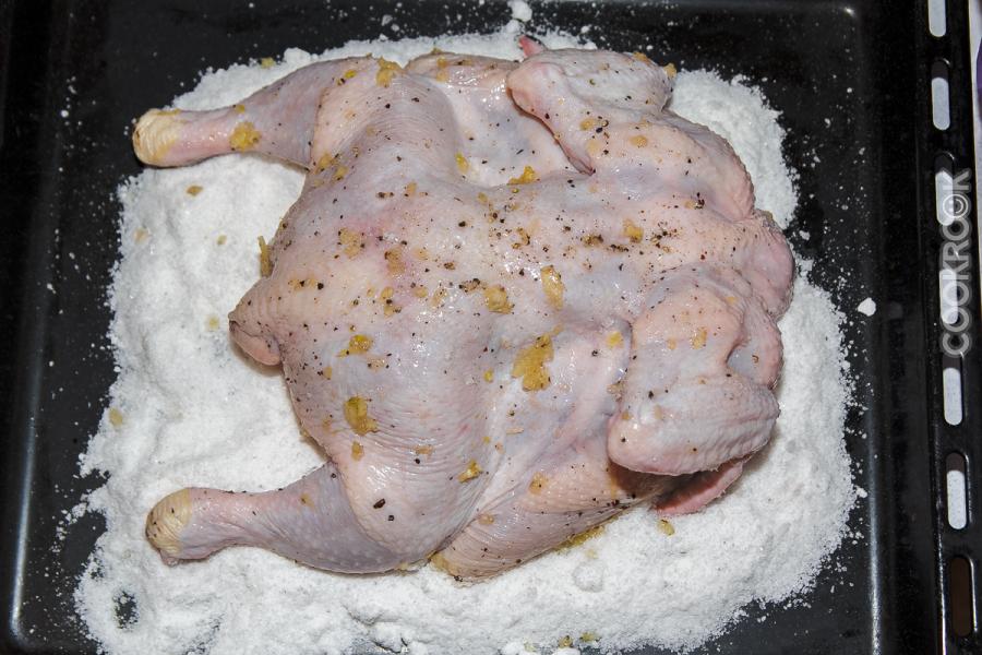 Курица запеченная на соли. Цыпленок на соли в духовке. Курица в духовке с солью на противне целиком. Жареная Курочка на соли.