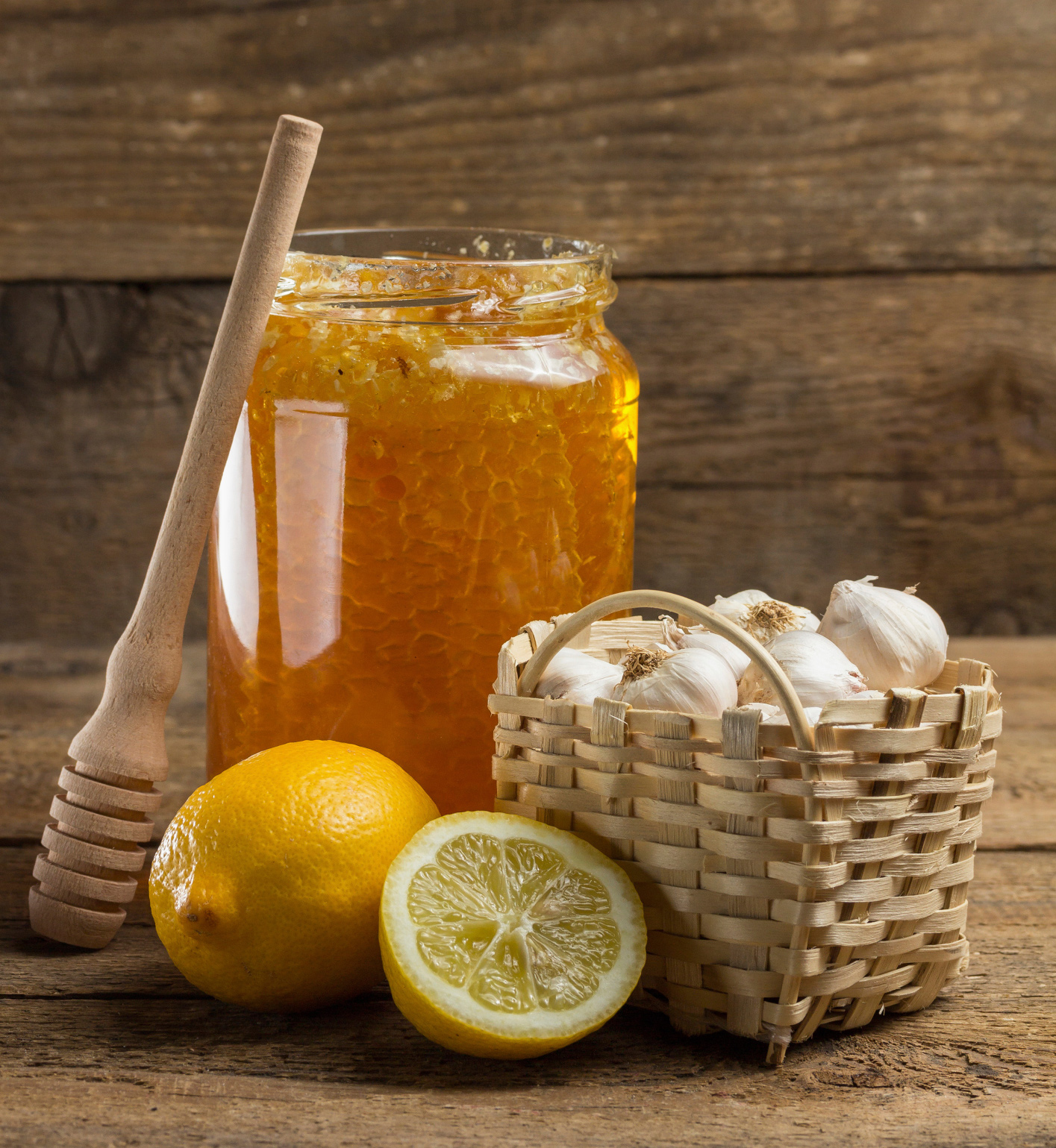 Польза смеси лимона мед. Мед лимон чеснок. Мед с лимоном. Чеснок с медом. Настой чеснока и меда.
