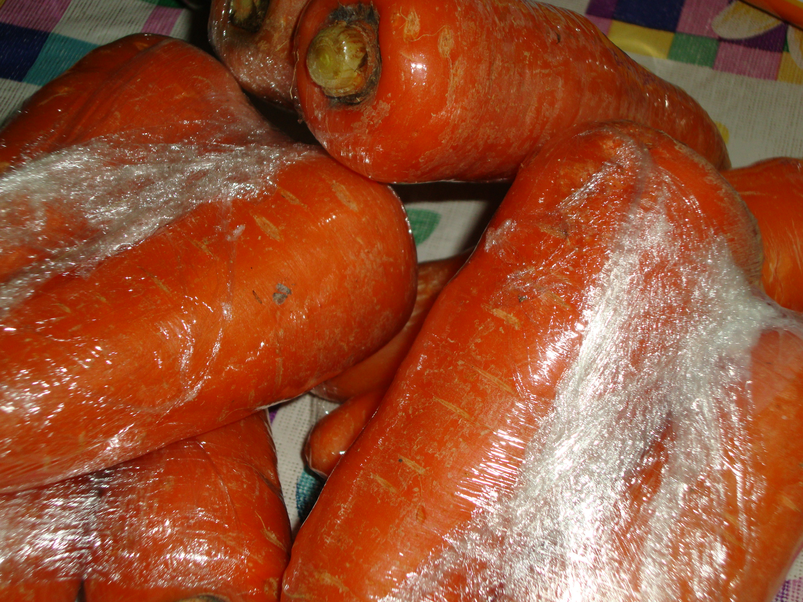 Как хранить морковь в квартире. Хранение моркови в полиэтиленовых пакетах. Хранение моркови на зиму. Хранение моркови в пакетах в погребе. Хранение моркови на зиму в пакетах.