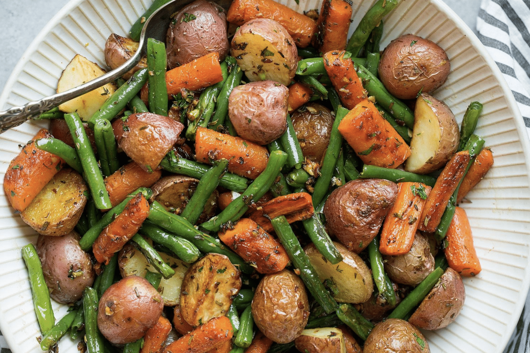 Рецепт картошки в духовке с морковью. Картошка с овощами. Жареные овощи. Овощной гарнир. Жареные овощи и грибы.