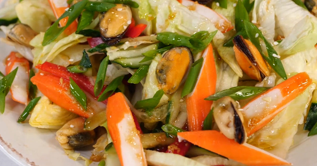 салат из кальмаров креветок и крабовых палочек. мидии с крабовыми палочками. ужин из мидий в кастрюльке на берегу моря и океана. салат с креветками и крабовыми палочками и кукурузой. мидии с крабовыми палочками.