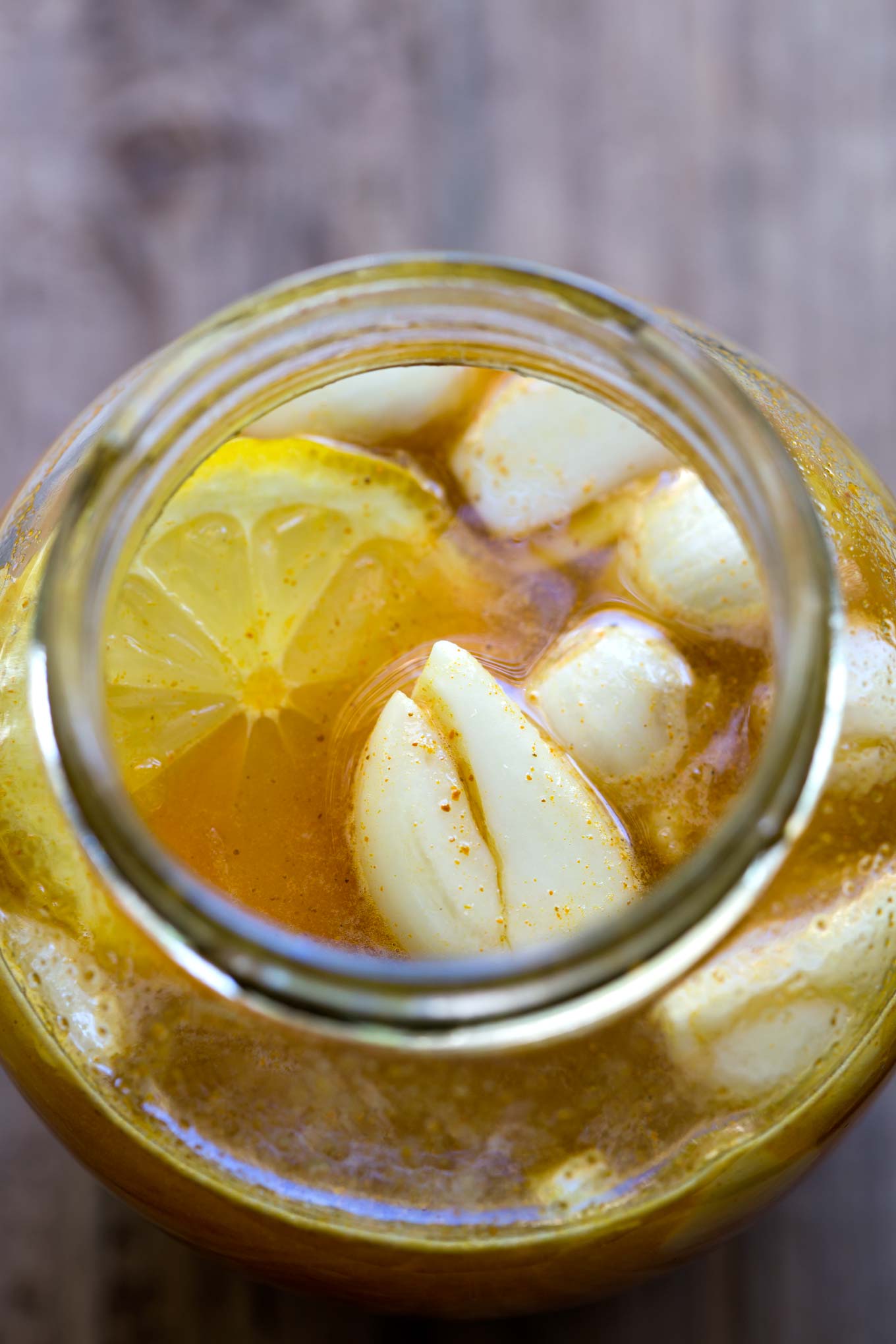 Рецепт лимона чеснока воды. Мед лимон чеснок. Мед с лимоном. Чесночный мед. Мед лимон имбирь и чеснок.
