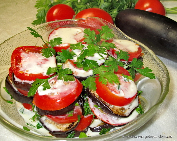 Салат жареные баклажаны помидоры творожный сыр