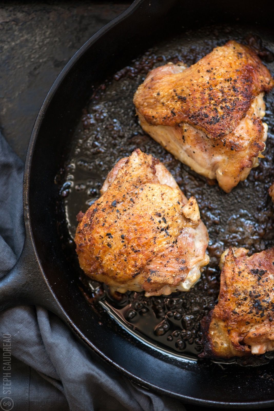 Пожарить курицу на сковороде с корочкой вкусно. Жареная курица на сковороде. Вкусная курица на сковороде. Жареная Курочка на сковороде. Курица с корочкой на сковороде.