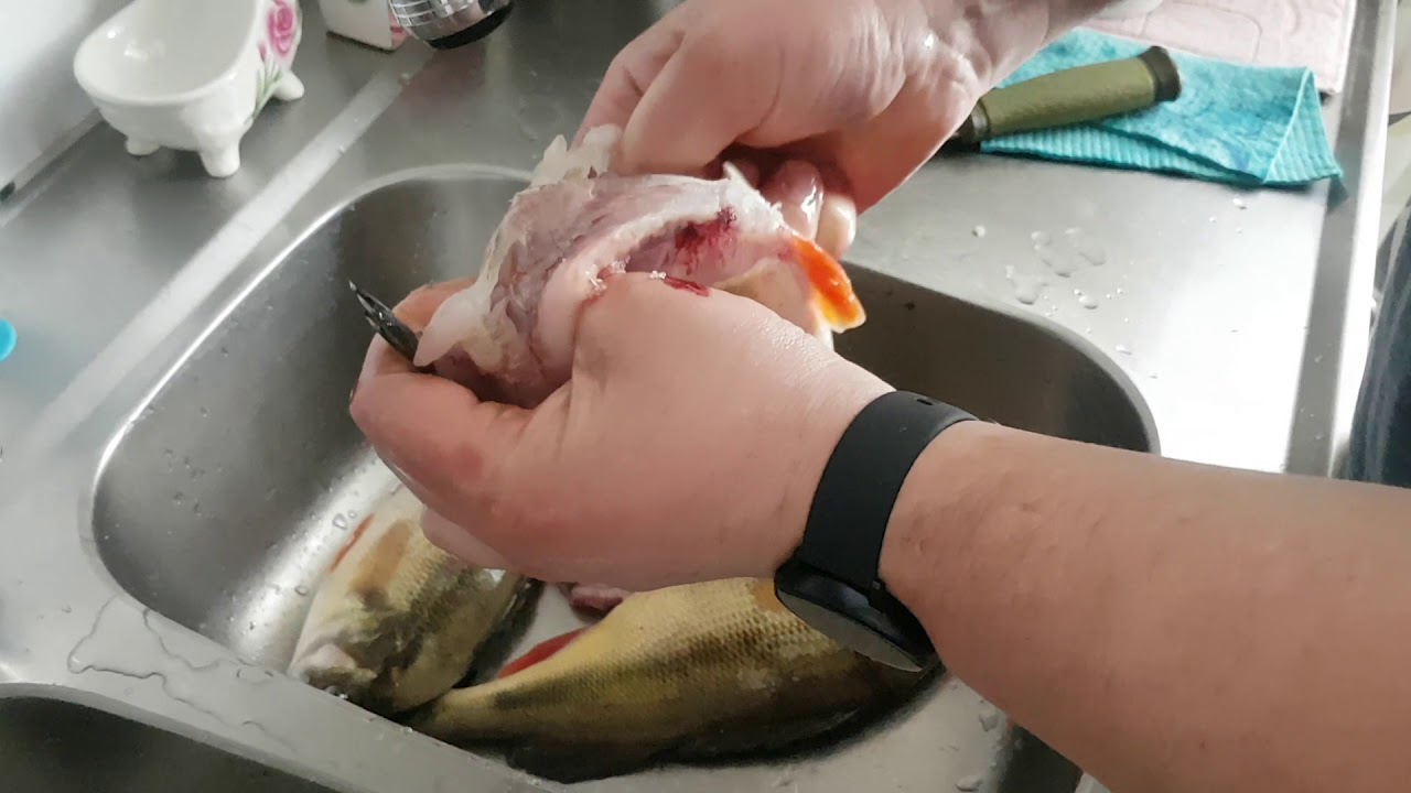 Как быстро почистить рыбу в домашних