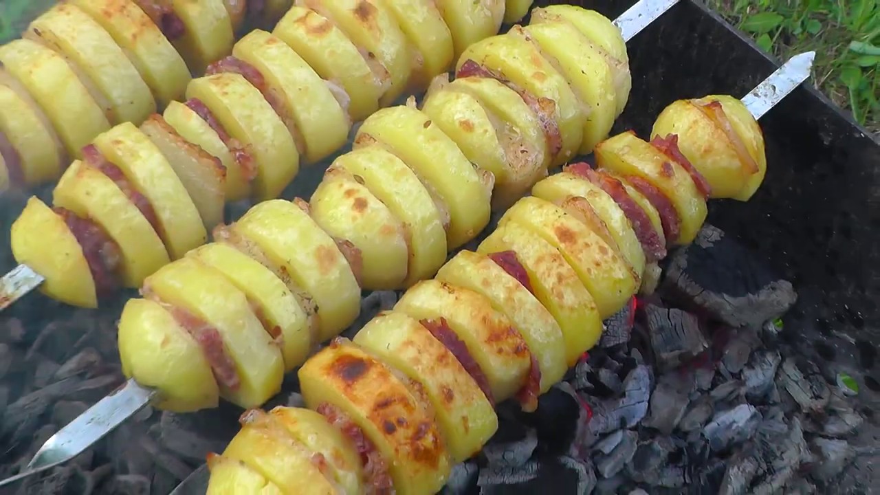 Картофель на мангале на шампурах с беконом рецепт с фото