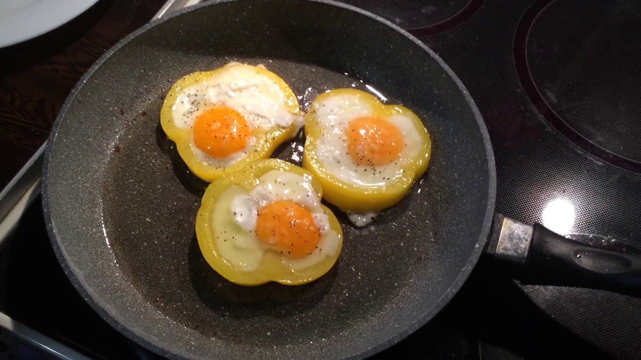 Яйцо обжаренное с двух. Яичница в перце. Яйцо в перце на сковороде. Яичница в перце на сковороде. Яйцо жареное с перцем.