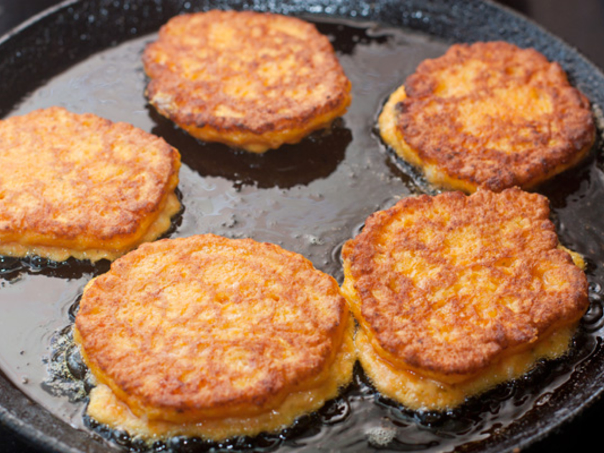 Тыква быстро и вкусно на сковороде. Оладьи из тыквы. Оладьи из тыквы на сковороде. Оладьи из тыквы с сыром. Тыквенные оладьи с сыром.