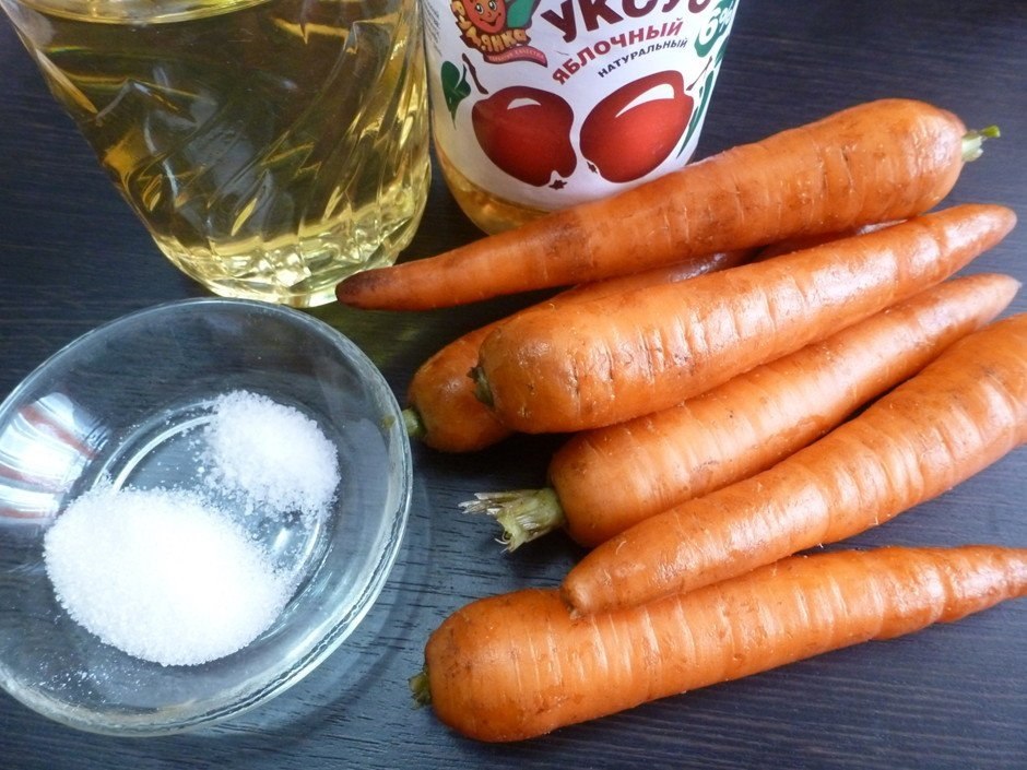 Морковь в соленой воде. Морковь в кулинарии. Для приготовления маринада морковь нарезают. Маринованное морковь. Морковь Италия.