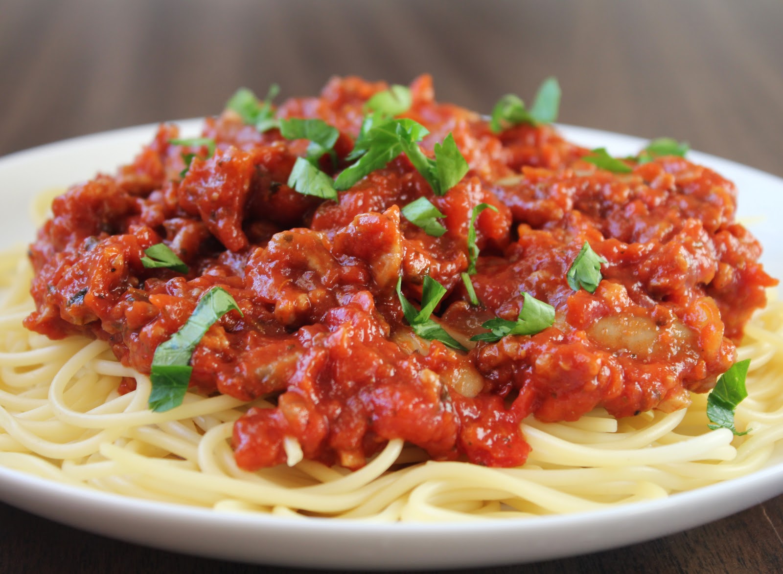 Спагетти болоньезе томатная паста. Помидоры для пасты болоньезе. Макароны с подливой. Подливы для макарон. Сливочная подлива к макаронам с помидорами.