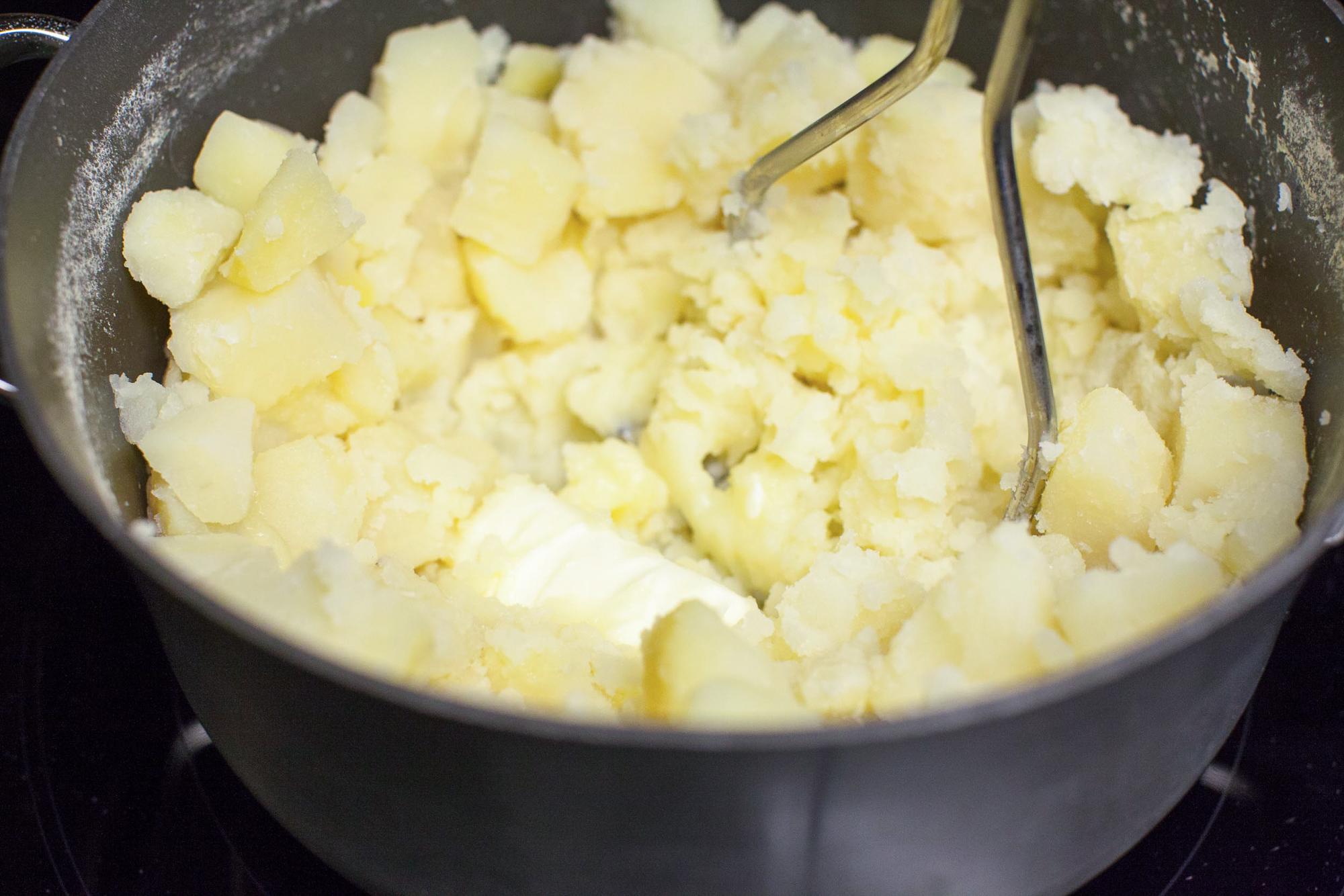 Картофельное пюре на воде с маслом. Картофельное пюре в кастрюле. Пюре с кусочками картофеля. Толочь пюре. Толочь картошка пюре.