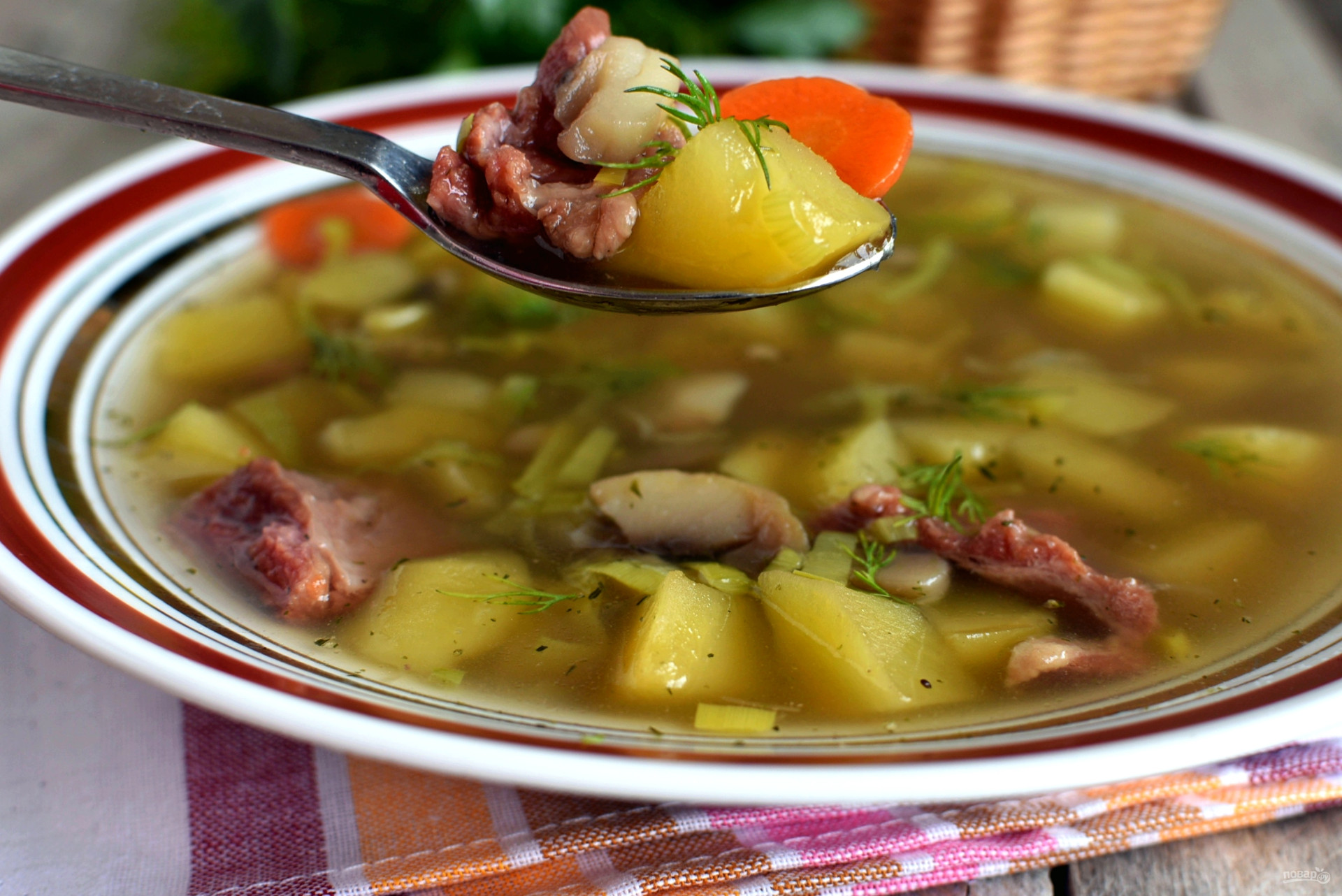 Простой суп мясо картошка. Суп картофельный с грибами. Суп с шампиньонами и картофелем. Суп свинина картофель. Картофельный суп со свининой.