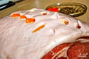 Свиная корейка на кости с морковью - фото шаг 3