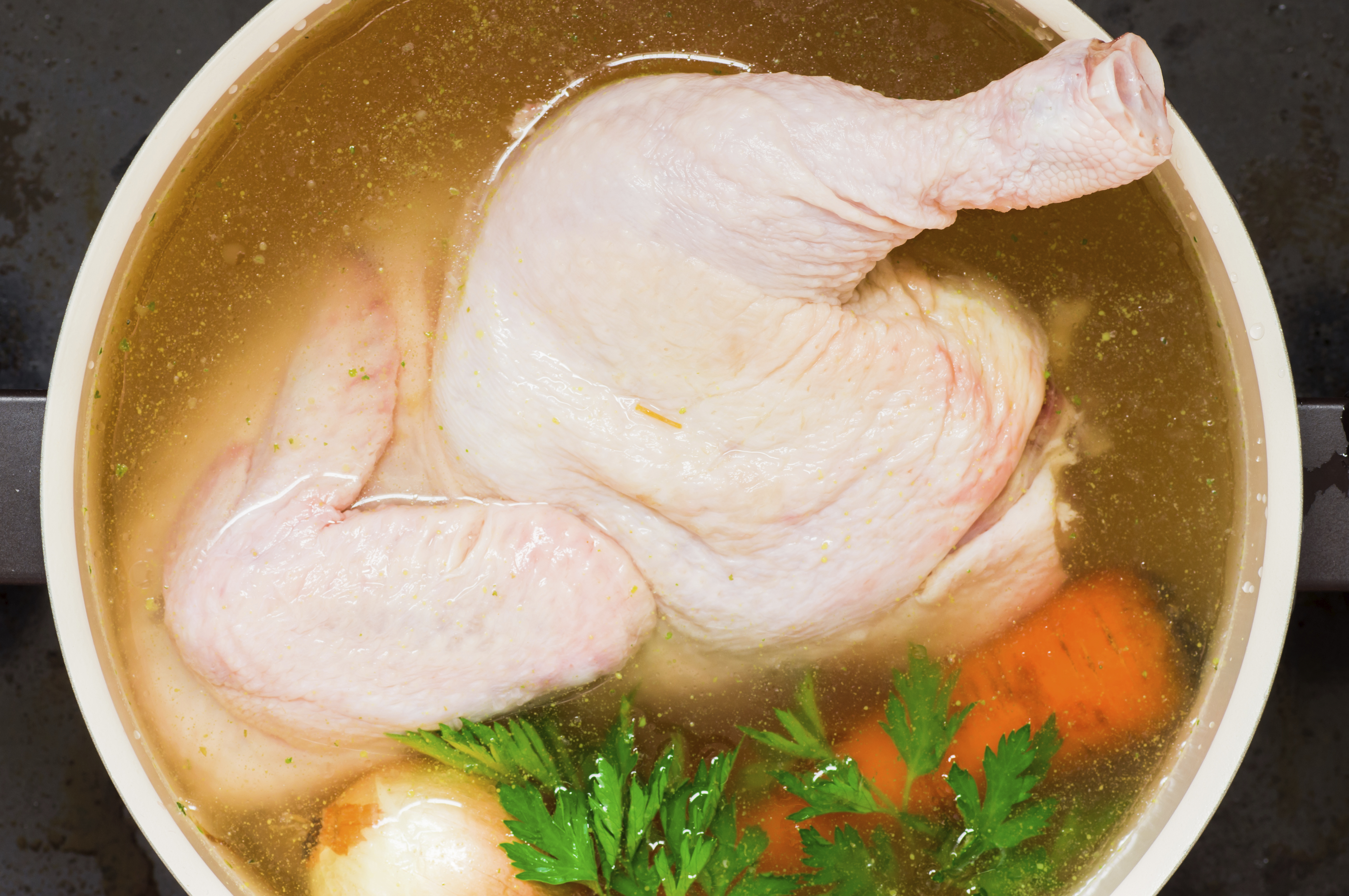 Сколько варить курицу для супа после. Бульон с курицей. Варка курицы. Отваривание курицы. Вареная курица в бульоне.