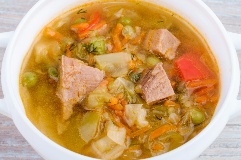 Простой суп мясо картошка. Овощной суп. Овощной суп с говядиной. Мясной суп с овощами. Суп с мясом и картошкой.