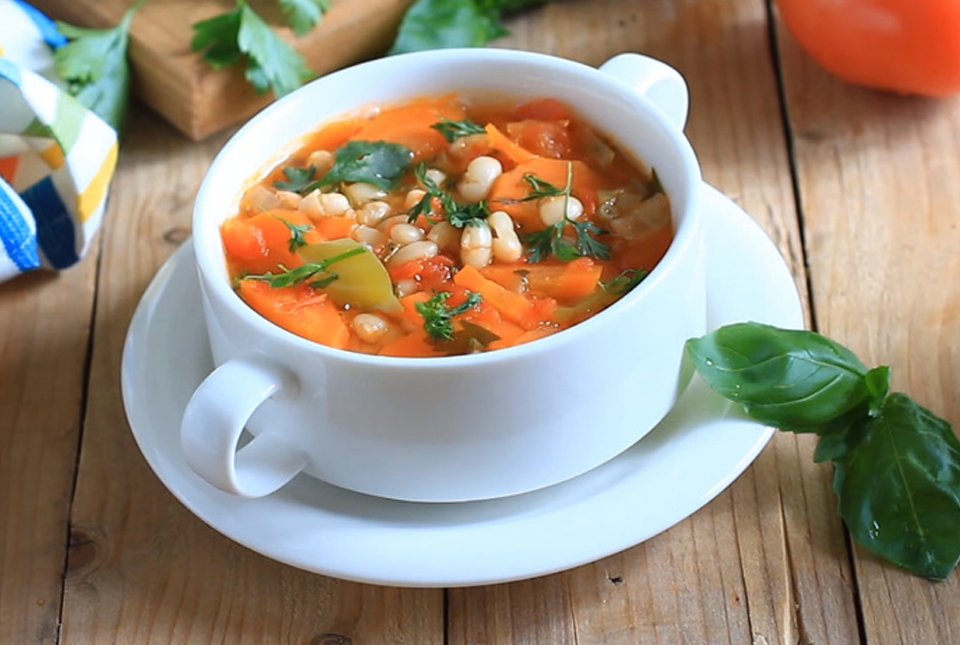 Постные супы вкусные на каждый день простые. Греческий суп Фасолада. Фасолада греческий фасолевый суп. Подборка вкусных постных супов.. Супы постные рецепты на каждый день.