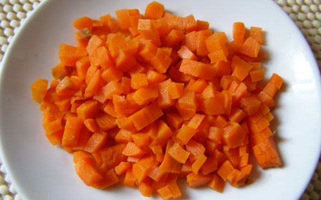 покрошить морковь
