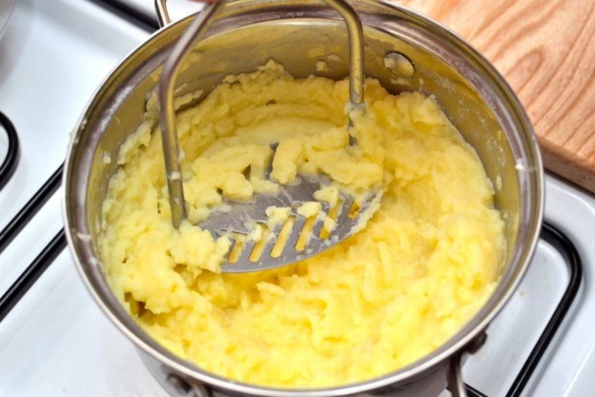 Как варить пюре на воде. Блендер для картофельного пюре. Приготовление картофельного пюре. Картофель протирают. Картофельное пюре в кастрюле.